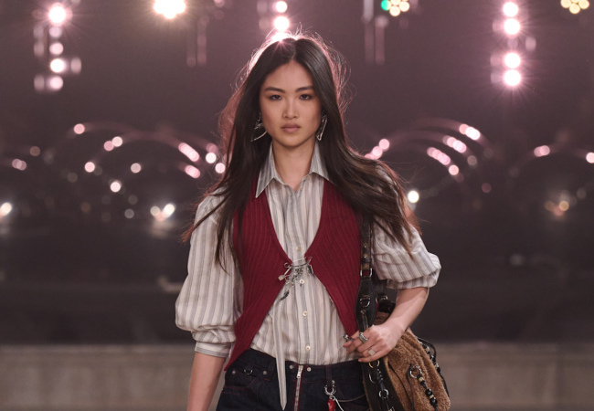 Isabel Marant FW '25: Ένα μείγμα punk εξέγερσης με εκλεπτυσμένη ραπτική