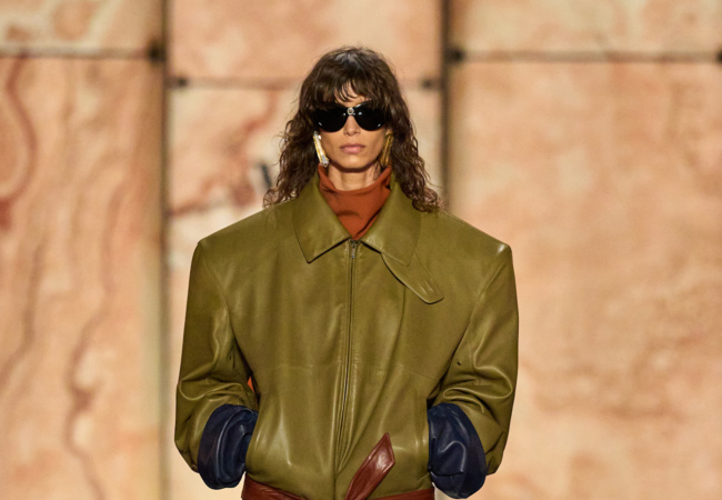 Saint Laurent FW '25: Μια νέα ερμηνεία της κληρονομιάς με μια δόση συναισθηματισμού