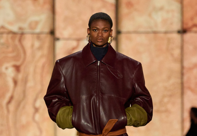 Saint Laurent FW '25: Μια νέα ερμηνεία της κληρονομιάς με μια δόση συναισθηματισμού