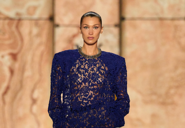 Saint Laurent FW '25: Μια νέα ερμηνεία της κληρονομιάς με μια δόση συναισθηματισμού