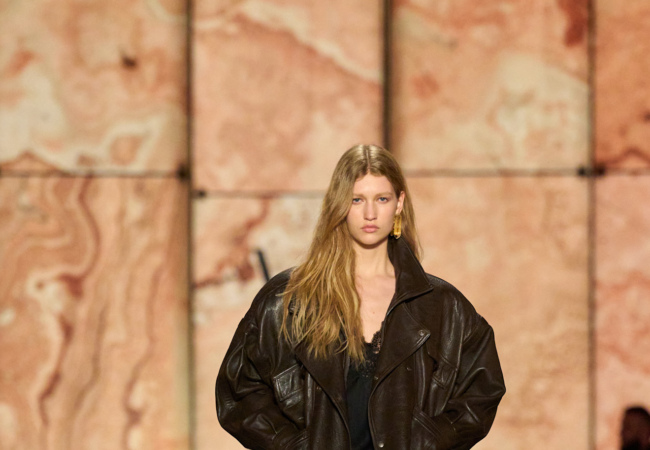 Saint Laurent FW '25: Μια νέα ερμηνεία της κληρονομιάς με μια δόση συναισθηματισμού